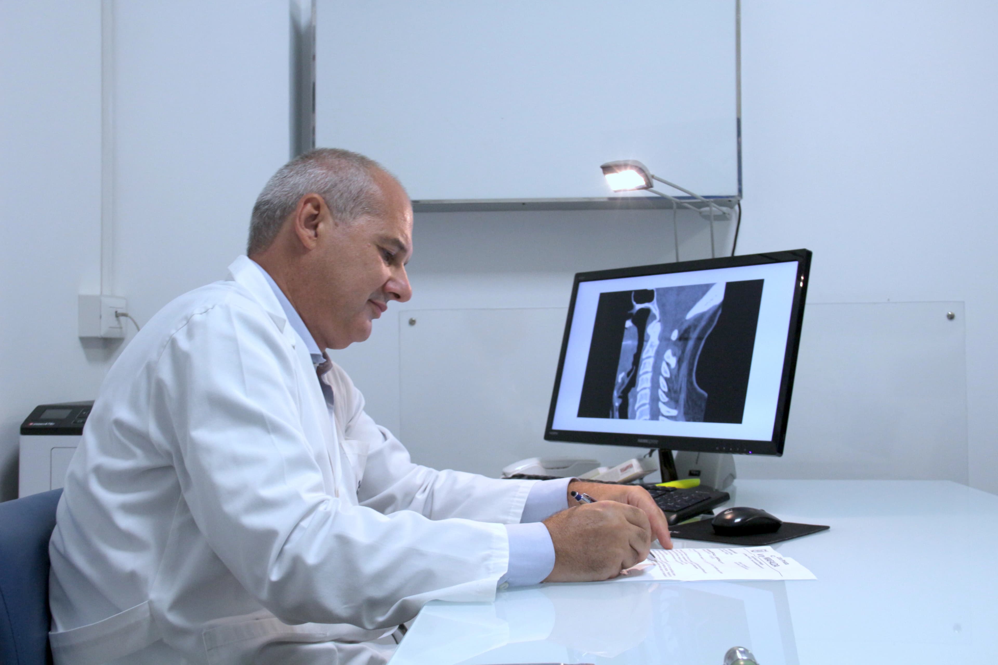 Dott. Berra mentre studia la colonna vertebrale di un paziente tramite un'ecografia